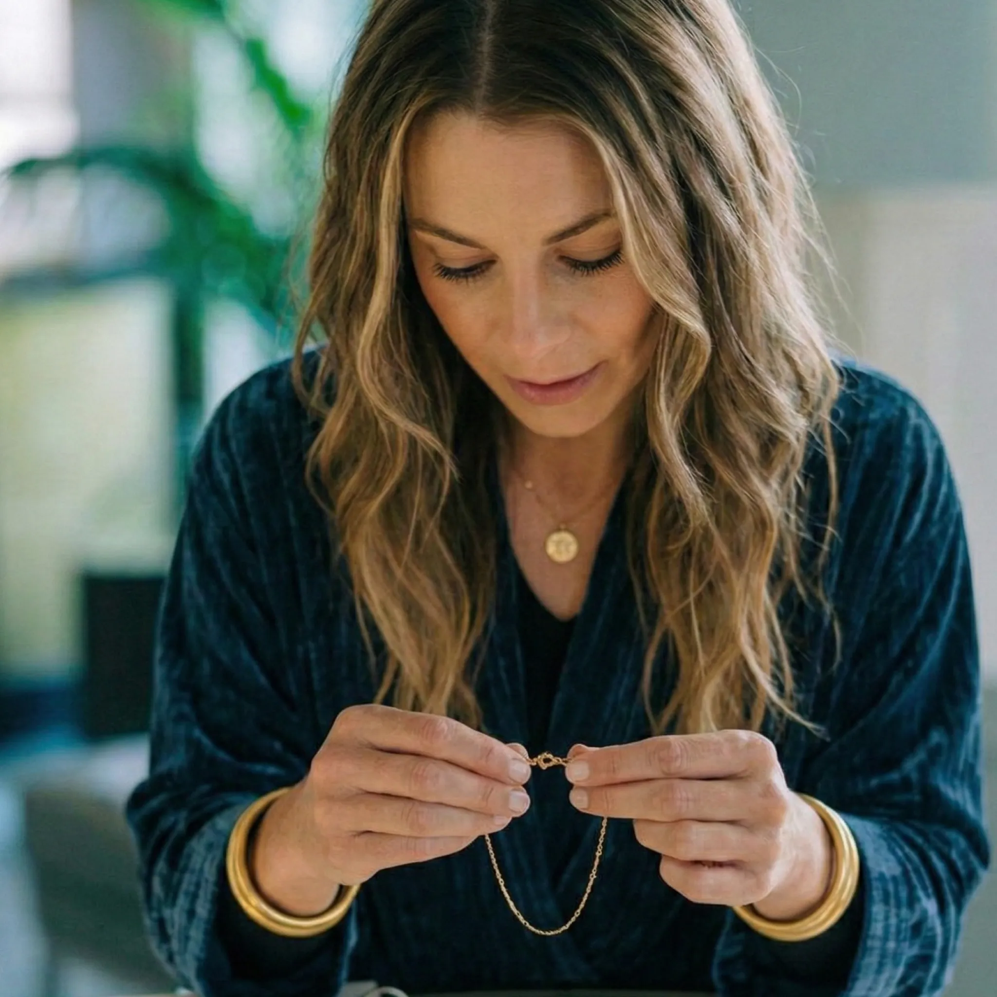 Lisa beim Zusammenstellen von Schmuck