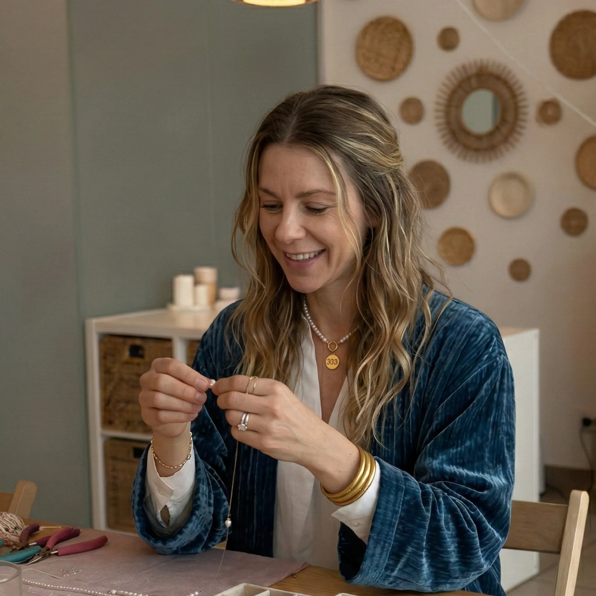 Lisa in ihrer Schmuckwerkstatt